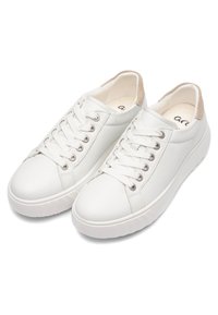 Paire de baskets en cuir blanc avec languette de talon beige, lacets blancs et semelles en caoutchouc texturé, vues en légère plongée.