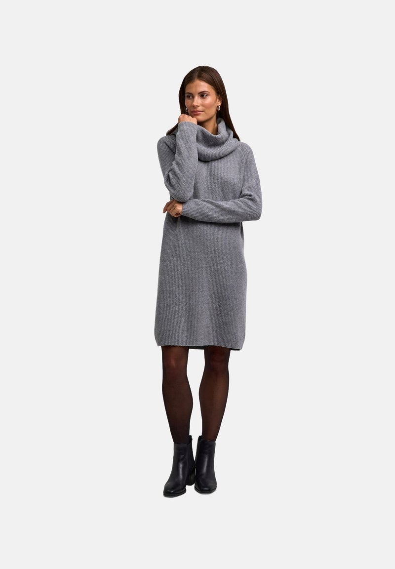 Abito grigio a maglia con collo a cowl, maniche lunghe, vestibilità comoda, taglio al ginocchio e motivo testurizzato, abbinato a stivaletti neri alla caviglia.