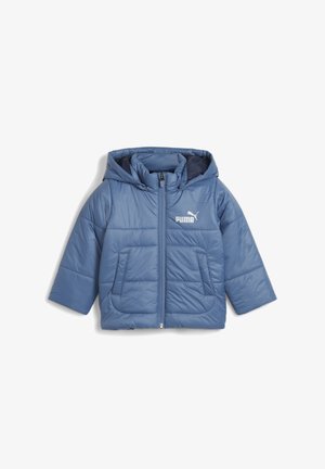 Giacca puffer blu con cappuccio, dotata di una zip frontale, due grandi tasche e un logo Puma bianco sul petto. Texture morbida e liscia.