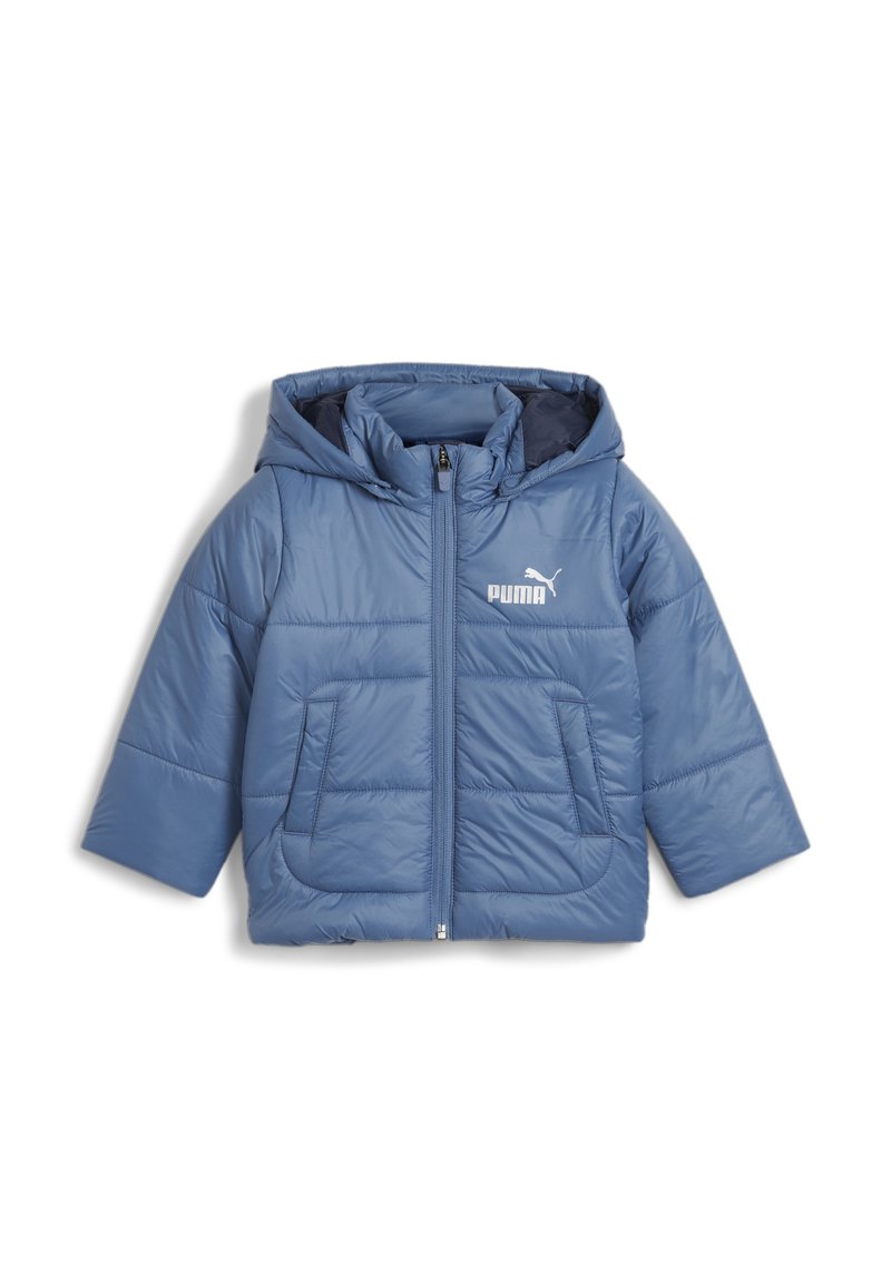Blå puffjacka med huva, med en framzipper, två stora fickor och en vit Puma-logotyp på bröstet. Mjuk, slät textur.