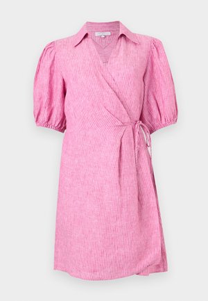 Ροζ φόρεμα τύπου wrap με κοντά μανίκια φουσκωτά, γιακά και διακριτική κάθετη ριγέ υφή, δεμένο στη μέση με ζώνη από ύφασμα.