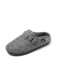 Pantuflas grises de felpa con hebilla, punta redonda y superficie texturizada. Presentan un detalle de costura alrededor de la suela para mayor durabilidad.