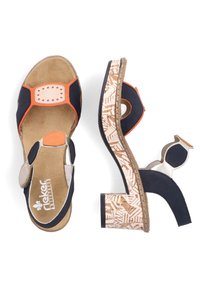 Sandales à talons hauts bicolores avec des accents bleu marine et orange, texture en daim, découpes circulaires et un talon en liège épais à motifs.