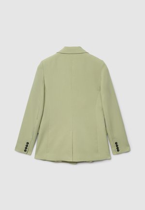 Blazer vert clair à la coupe ajustée, avec un devant à simple boutonnage, des revers crantés, et des boutons noirs en accent sur les manches.