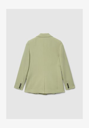 Blazer vert clair à la coupe ajustée, avec un devant à simple boutonnage, des revers crantés, et des boutons noirs en accent sur les manches.