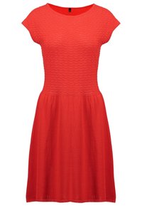 Röd klänning med korta puffärmar, texturerad överdel och utsvängd kjol. Tillverkad av mjukt tyg, med en enhetlig färg utan mönster.