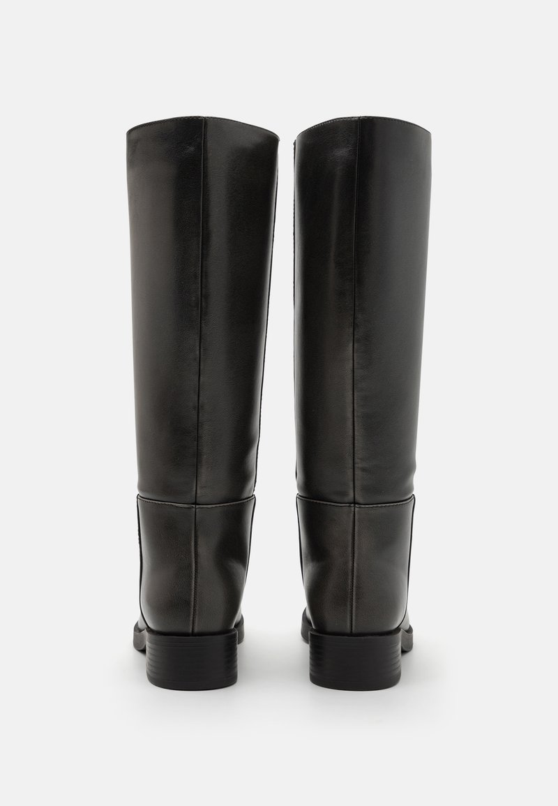 Czarne skórzane buty za kolano o gładkiej fakturze, prostym kroju, lekkim obcasie i dekoracyjnym przeszyciu wzdłuż góry i boków.