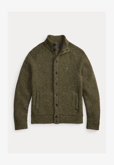 Mørkegrønn strikket cardigan med høy krage, knappestolpe og to sidelommer. Det teksturerte materialet og ribbestrikkede mansjetter og nederkant gir ekstra detaljer.