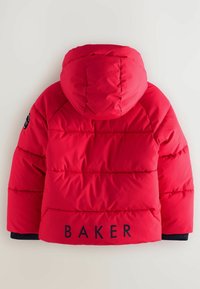 Chaqueta de plumas roja con capucha desmontable, que presenta secciones acolchadas horizontales y un logo en azul marino "BAKER" en el dobladillo. Textura suave.
