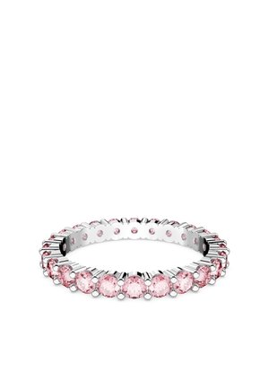 Anillo de plata con una fila continua de gemas rosas redondas colocadas uniformemente alrededor de la banda, mostrado sobre un fondo blanco.