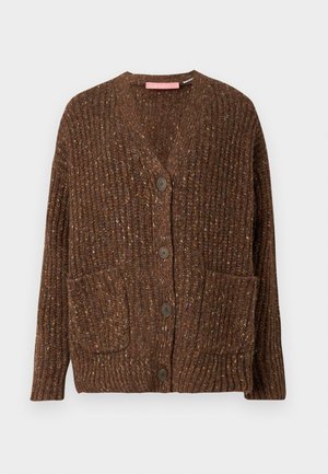 Brun strikket cardigan med et struktureret ribmønster, der har V-hals, fem knapper og to frontlommer.