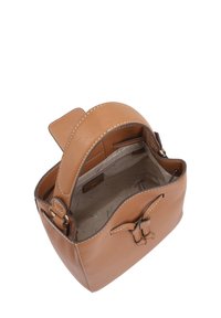 Sac à main en cuir tan avec une forme structurée, une poignée incurvée, une poche intérieure et des coutures contrastées. Ouvert pour révéler un intérieur en tissu beige.