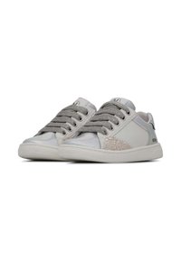 Zapatillas blancas y plateadas con charol brillante, cordones grises texturizados, acentos de brillo en los laterales y suelas de goma flexibles.