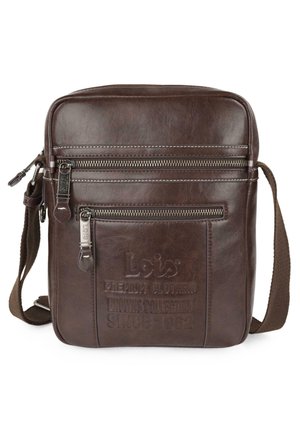 Bolso mensajero de piel marrón con logotipo grabado, dos bolsillos frontales con cremallera, correa ajustable y detalles de costura en contraste.