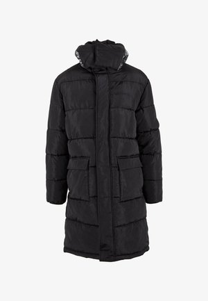 Cappotto invernale lungo nero imbottito con colletto alto, zip frontale e due ampie tasche a pattina su sfondo bianco.