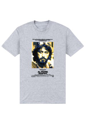 Šedé bavlněné tričko s potiskem filmového plakátu, na kterém je portrét muže, černé a žluté barvy s textem nad a pod obrazem.