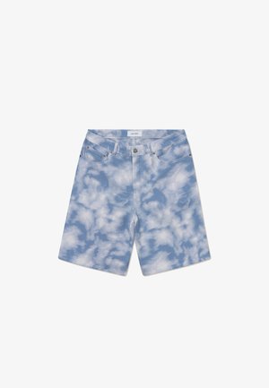 Lys blå denim shorts med et sky mønster. Lavet af bomuld, de har et klassisk fem-lomme design og en knaplukning.