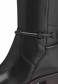 Bota de cuero negro hasta la rodilla con un acabado suave, detalle de tira decorativa y costura sutil. Tacón de madera con una ligera curva.