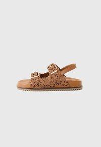 Brune perforerte sandaler med flat såle, to spennebånd, blomstermønster med utskjæringer og en justerbar ankelstropp. Teksturert fotseng.