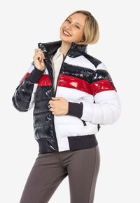 Aufblasbare Jacke mit horizontalen Streifen in Schwarz, Rot und Weiß. Mit glänzender Oberfläche, hohem Kragen sowie gerippten Bündchen und Saum. Mit Reißverschluss vorne.