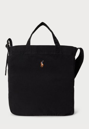 Svart stoff tote bag med topphåndtak og en avtakbar skulderstropp. Har et lite brodert logo av en polo-spiller på forsiden.