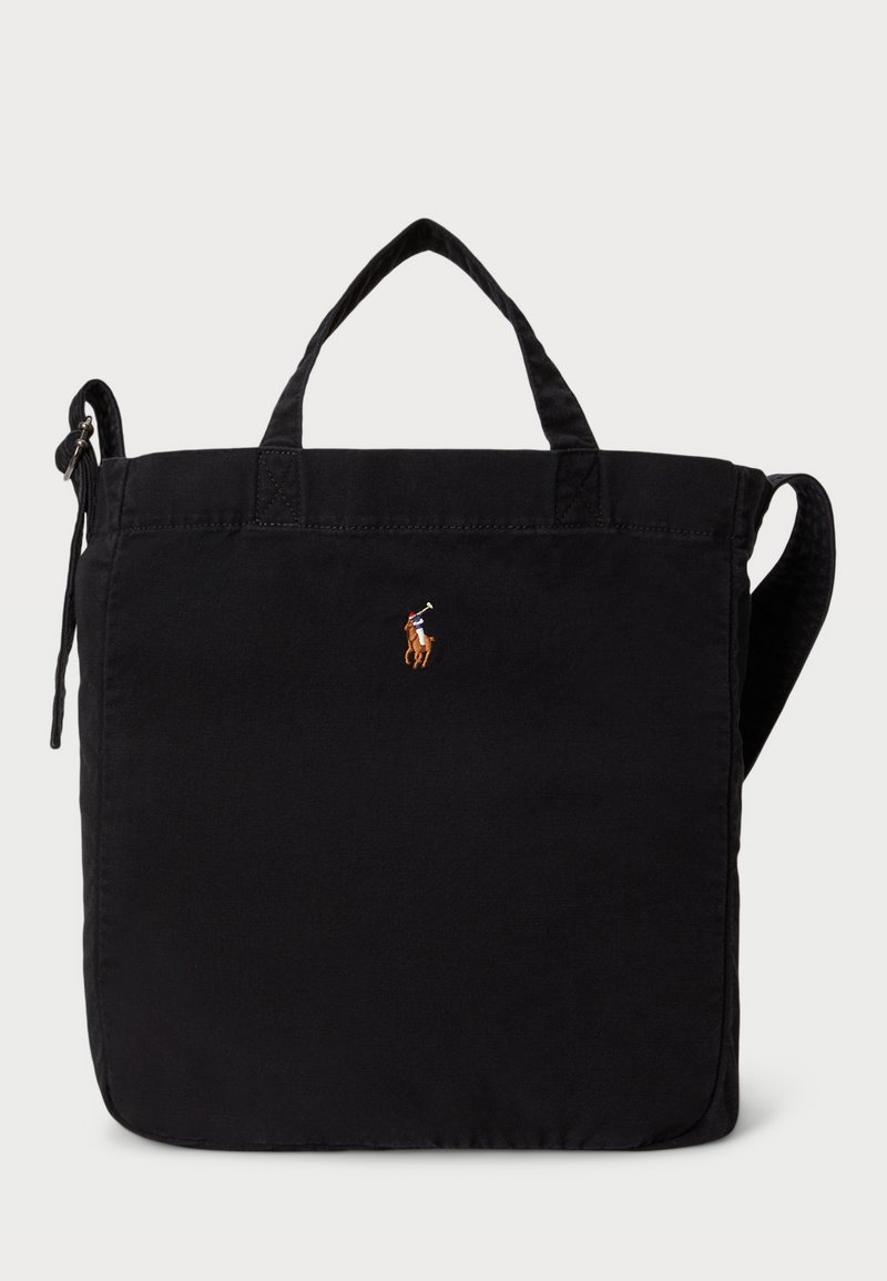 Sac en toile noir avec des poignées supérieures et une bandoulière amovible. Présente un petit logo brodé d'un joueur de polo sur le devant.