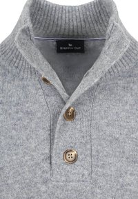 Helles graues Strickpullover mit geripptem Rollkragen und drei braunen Knöpfen entlang der Vorderseite.