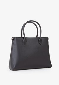 Borsa a mano in pelle nera strutturata con due manici, forma rettangolare e leggero motivo testurizzato, mostrata su sfondo bianco.
