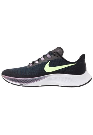 Chaussure de sport avec une tige en maille noire accentuée de bleu, une semelle intermédiaire blanche et un logo swoosh vert. Texture lisse avec un design léger.