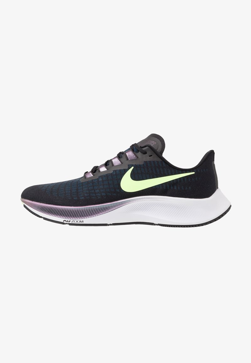 Urheilukengät, joissa on musta neulottu ylän osa sinisillä yksityiskohdilla, valkoinen välipohja ja vihreä swoosh-logo. Sileä pinta ja kevyt muotoilu.