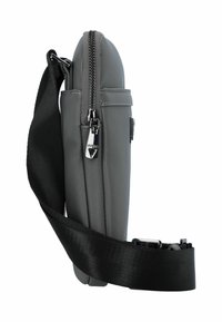 Graue synthetische Umhängetasche mit Reißverschluss, flacher Form und verstellbarem schwarzen Tragriemen. Besitzt ein elegantes Design mit minimalem Zubehör.
