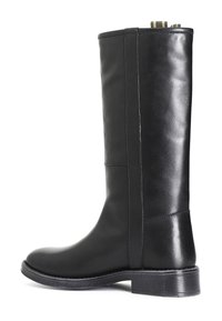 Botas negras de cuero hasta la rodilla con un acabado suave. Presentan costuras verticales, un tacón apilado y una lengüeta a rayas para facilitar su uso.