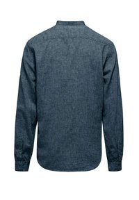 Camicia a maniche lunghe in tessuto chambray blu scuro. Presenta un colletto classico, polsini con bottone e una superficie liscia e testurizzata. Vista posteriore mostrata.