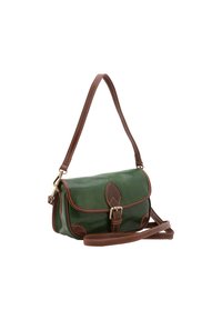 Groene leren schoudertas met bruine accenten, een klepsluiting en decoratieve stiksels. Voorzien van een lange verstelbare strap en ronde hoeken.