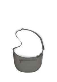 Borsa a tracolla in tessuto grigio con forma curvata, tracolla regolabile e tasca frontale con zip, caratterizzata da una texture liscia e un design minimalista.
