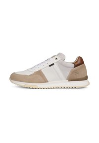 Zapatillas de hombre con un upper blanco, paneles de malla beige y detalles en ante marrón, diseño de cordones y una suela de goma texturizada.