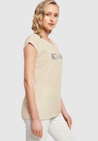 Merchcode TIME TO BLOOM - EXTENDED SHOULDER  - T-shirt z nadrukiem