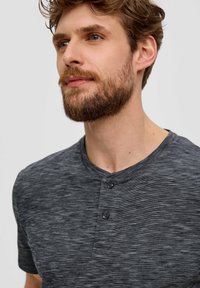 s.Oliver HENLEYAUSSCHNITT - T-shirt basic - schwarz
