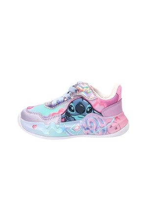 Zapatilla infantil con colores pastel rosa, púrpura y azul, con un personaje de dibujos animados y detalles de corazones y estrellas en la suela y la parte superior.