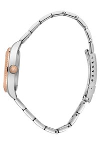 Orologio in metallo argentato con una lunetta e una corona rotonde e piatte in oro rosa; presenta un bracciale a maglie con dettagli lucidi e spazzolati.
