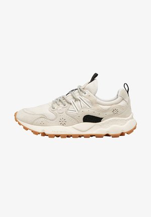 Lichtbeige sneakers gemaakt van een mix van suede en gaas; hebben zwarte accenten, een getextureerde zool en ingewikkelde stikdetails.