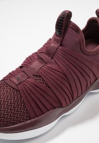 Puma Scarpe da allenamento - dark red