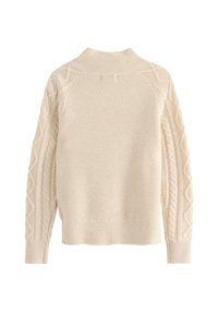 Cremefarvet sweater med tekstureret strik og kabelmønster på ærmerne. Har en høj ribkantet krave og ribkantet kant. Bagansigt.