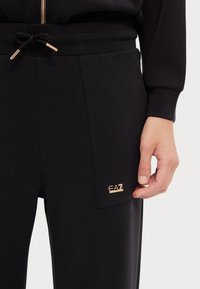 EA7 Emporio Armani PANTALONI - Spodnji deli trenirk - black