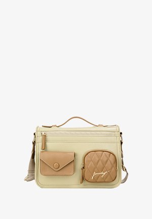Borsa a tracolla in pelle beige con una tasca trapuntata color cammello, tasca frontale con flap e chiusura con zip superiore; dotata di manico superiore e tracolla regolabile.