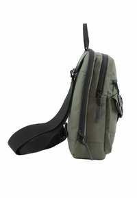 Borsa a spalla in nylon verde con due scomparti con zip, tracolla nera regolabile e profilo slim. Finitura testurizzata con hardware resistente.