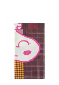 Multicolored sjaal met een groot wit en roze grafisch ontwerp, tegen verschillende geruiten patronen in donkere paarse en gele tinten.