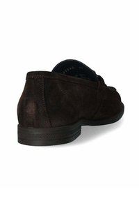 Scarpa in suede marrone con punta arrotondata, tacco basso e tomaia testurizzata. Presenta una semplice cucitura lungo la cucitura e una suola liscia e scura.