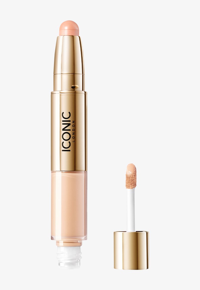 Dubbeländad sminkprodukt med en persikofärgad krämstift och en mjuk applicator-spets. Guldaccenten på förpackningen ökar den visuella tilltalande.