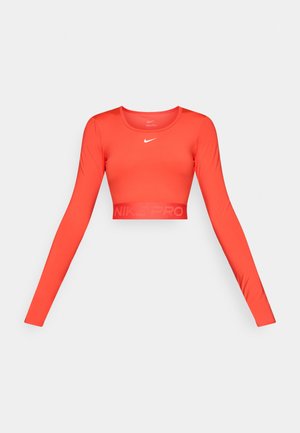 Rød langermet cropped treningsgenser laget av elastisk stoff, med rund hals og en merkebåndkant med "NIKE PRO" i et subtilt design.